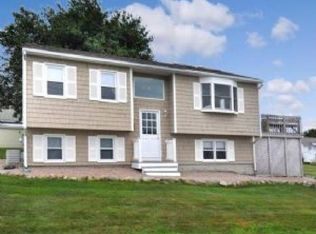 8 Robertson Rd, Narragansett, RI 02882