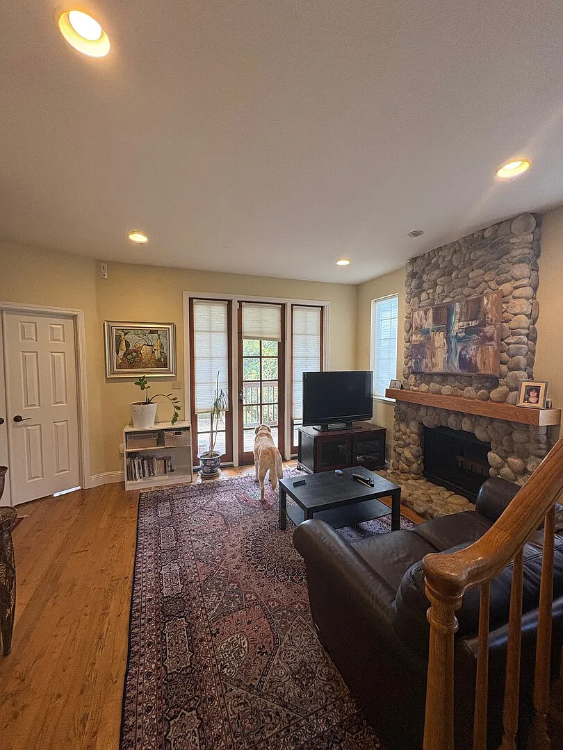 Cozy cabin feel. 1 bedroom, 1 bathroom, family room, office — Photo 2