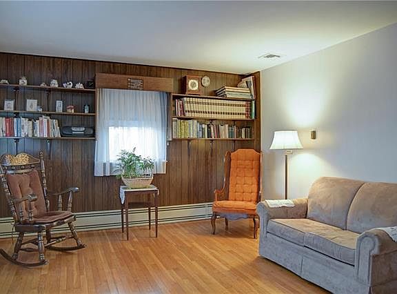 4th image of 928 Tolstoy St