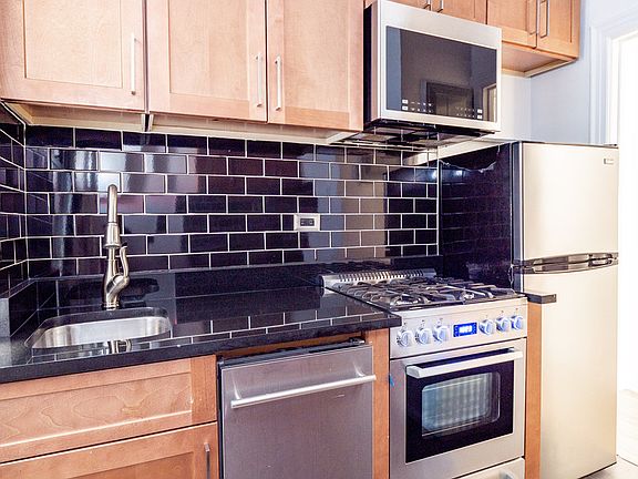 3rd image of 190 Waverly Pl APT 3F