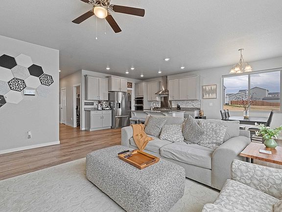5th image of 654 Aaron Ct