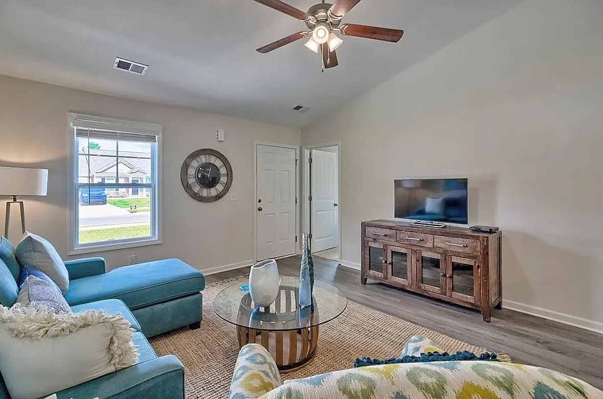 3 bed, 1300 sqft, $1,700 — Photo 3