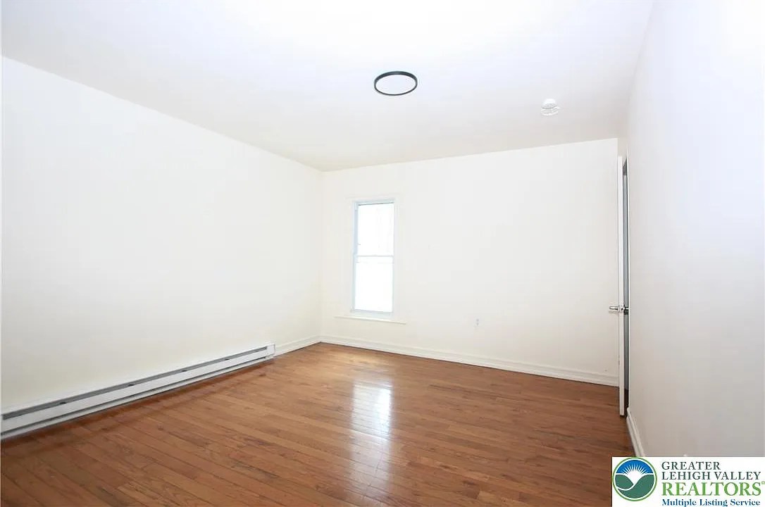 3 bed, 1.0 bath, 806 sqft, $1,600 — Photo 4