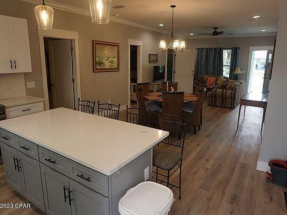 5th image of 218 Wisteria Ln