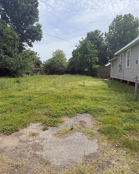 2nd image of 517 Magellan St