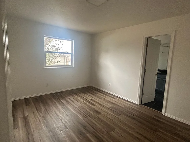 107 W Maple St — Photo 15
