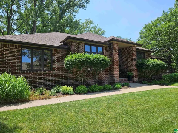612 E Saint Andrews Cir, North Sioux City, SD 57049