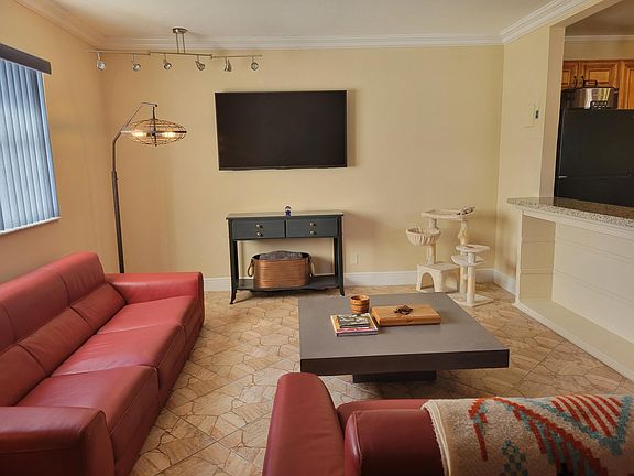 3rd image of 274 Tuscany E #274