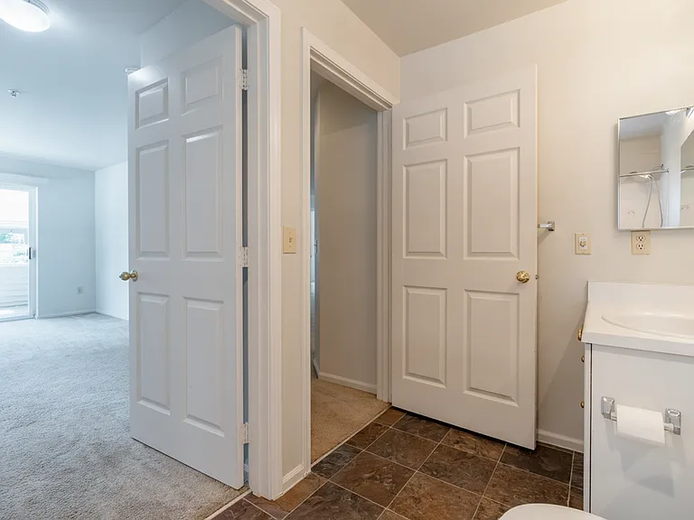 Bellevue Heights Apartments — Photo 18