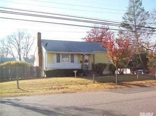 270 Granada Pkwy, Lindenhurst, NY 11757