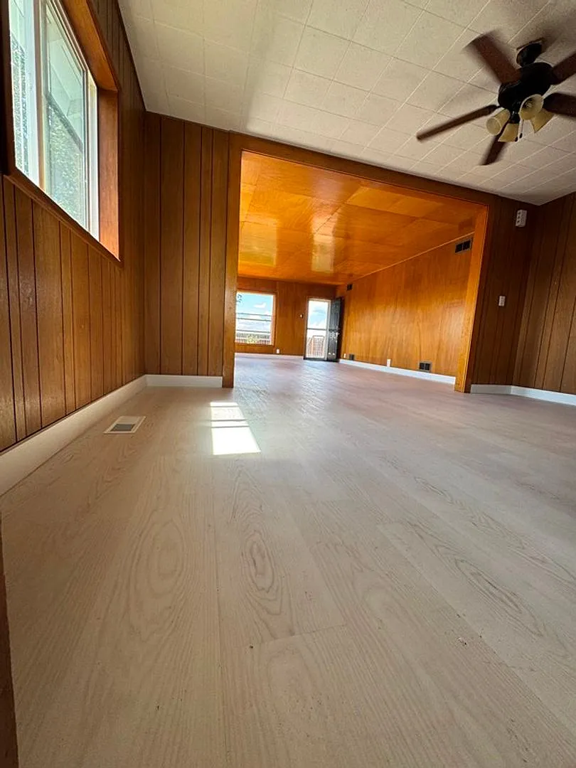 4 Bedroom House in Henley School District — Photo 4