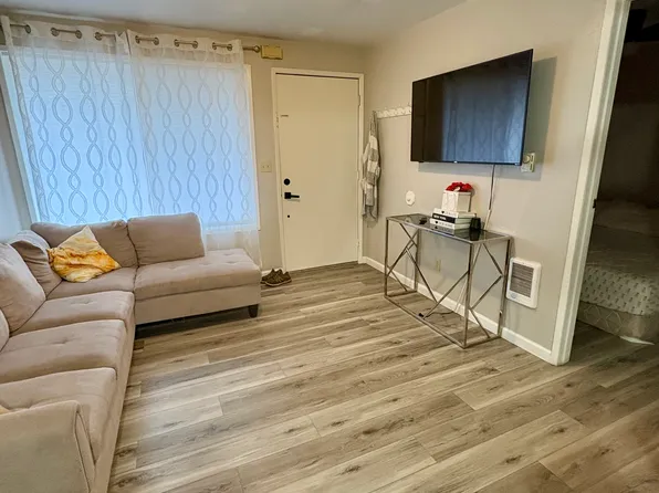 840 E Historic Columbia River Hwy APT 4, Troutdale, OR 97060