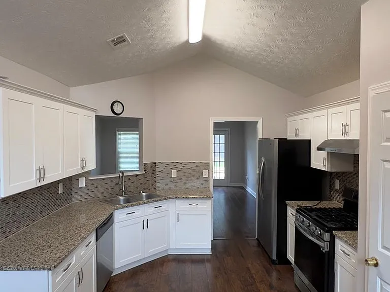 920 Grace Dr — Photo 7