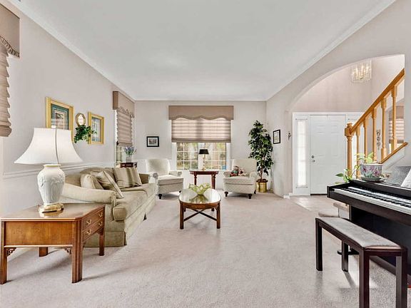 3rd image of 307 Torrington Dr