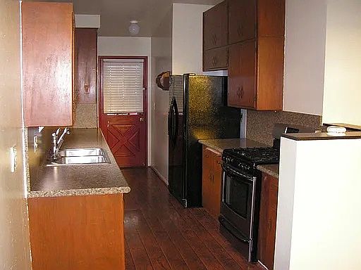 3rd image of 828 15th St