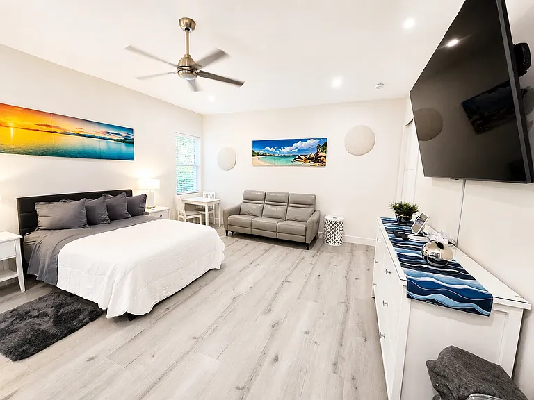 2500 Sunset Ln #1 — Photo 2