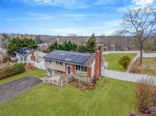 73 Parnell Dr, Smithtown, NY 11787