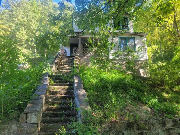 573 Hurricane Creek Rd, Hyden, KY 41749