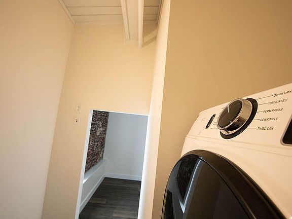 4th image of 411 W Portage Ave #5