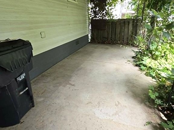 3rd image of 202 W Myrtle St