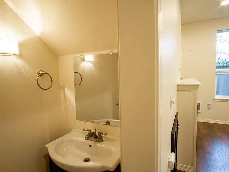 610 SE Spokane St #5 — Photo 5