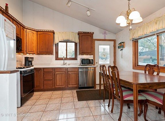 4th image of 670 Easy St