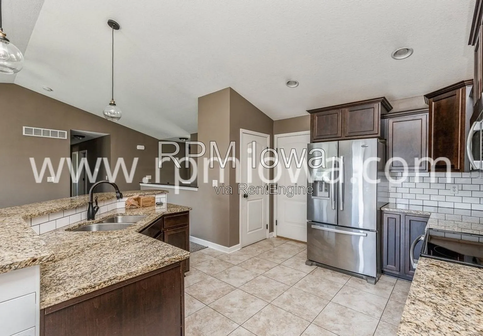 4 bed, 2.5 bath, 2405 sqft, $2,395 — Photo 4