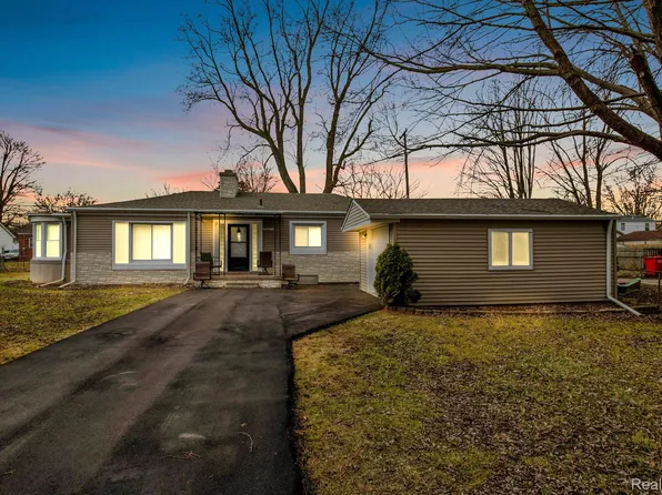 39271 Ormsby St, Clinton Township, MI 48036