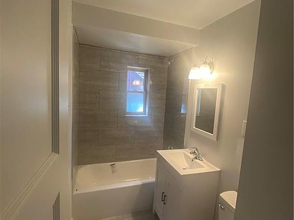 5th image of 230 Castlewood Ave