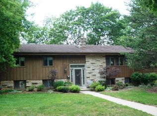 801 Oakwood Dr, Waukesha, WI 53186