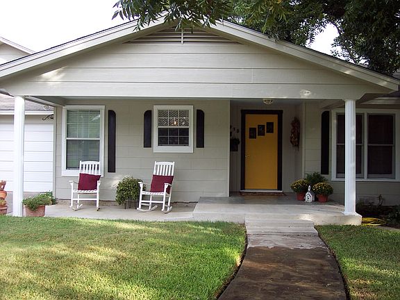 2nd image of 915 W 19th St