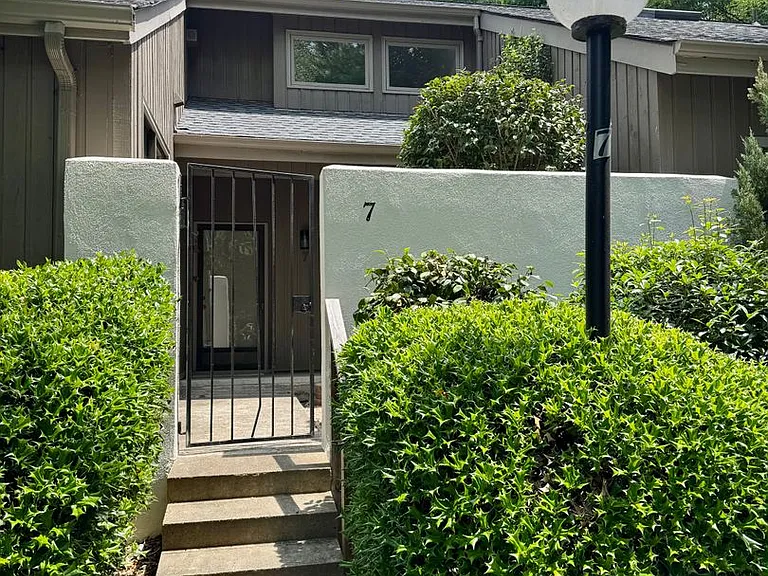7 Dartford Ct — Photo 1