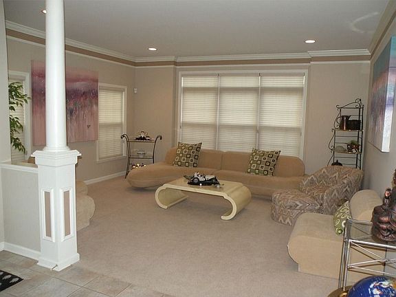 Living Room w/Crown Molding