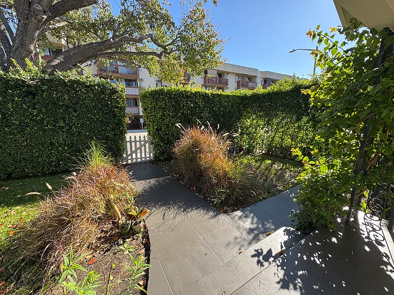 849 N West Knoll Dr — Photo 11