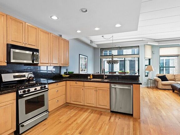 4th image of 841 W Monroe St APT 4B