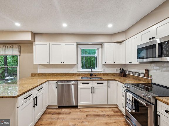 3rd image of 14239 Burlingame Ln