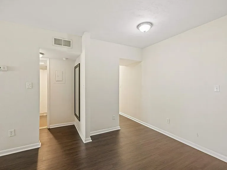 302 E Georgia St — Photo 9