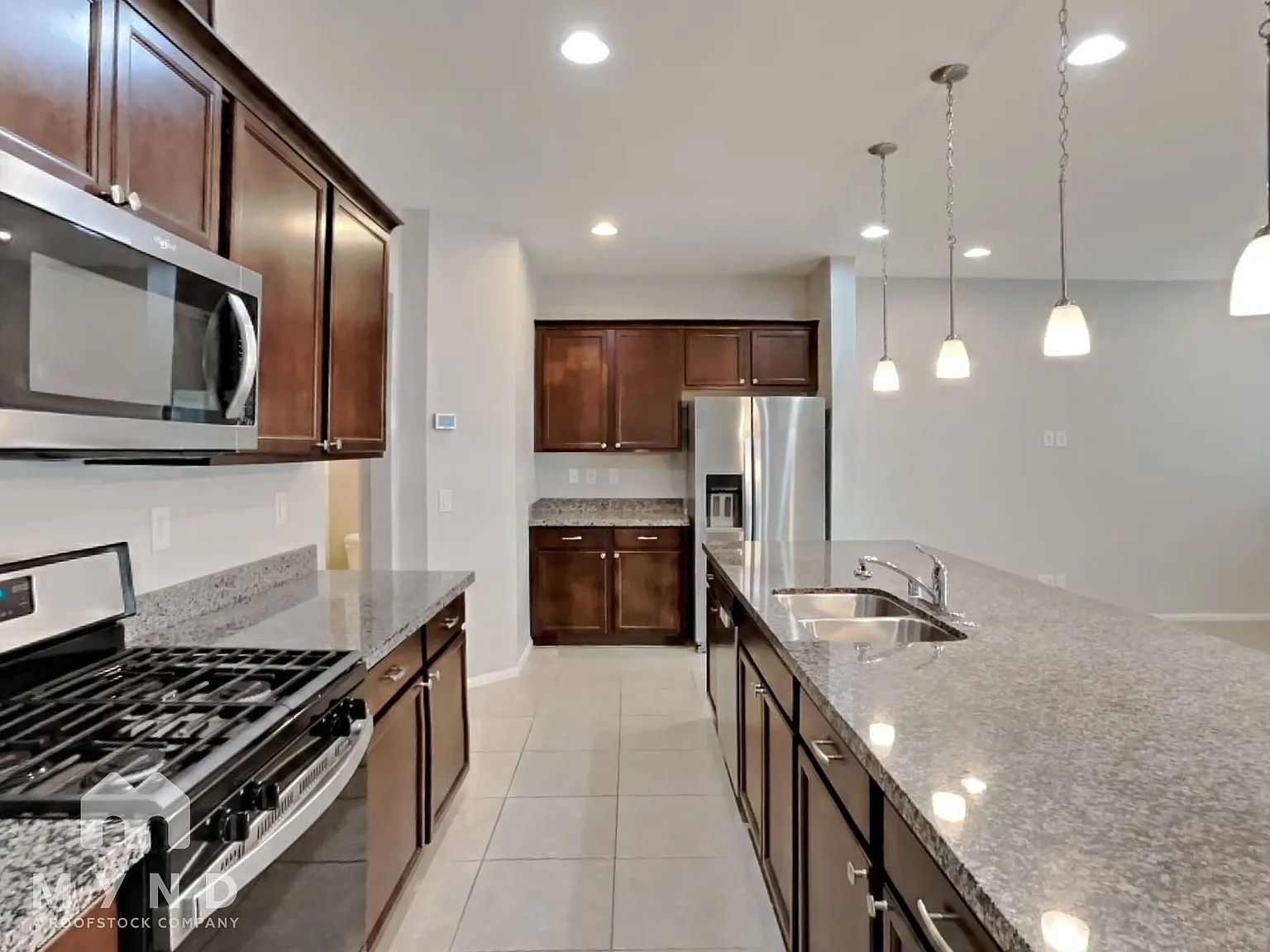 3 bed, 2.5 bath, 1675 sqft, $2,015 — Photo 3
