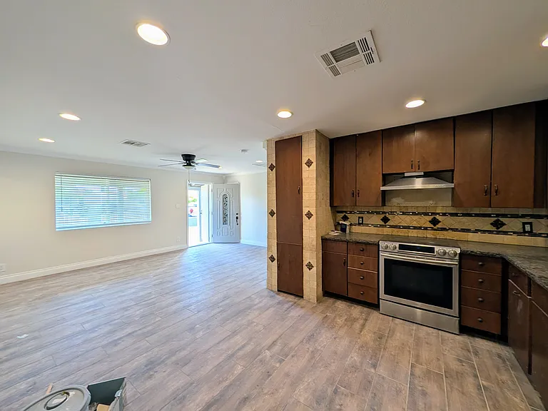 13208 W Tuckey Ln — Photo 9