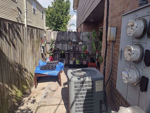 5th image of 2912 Maine Ave