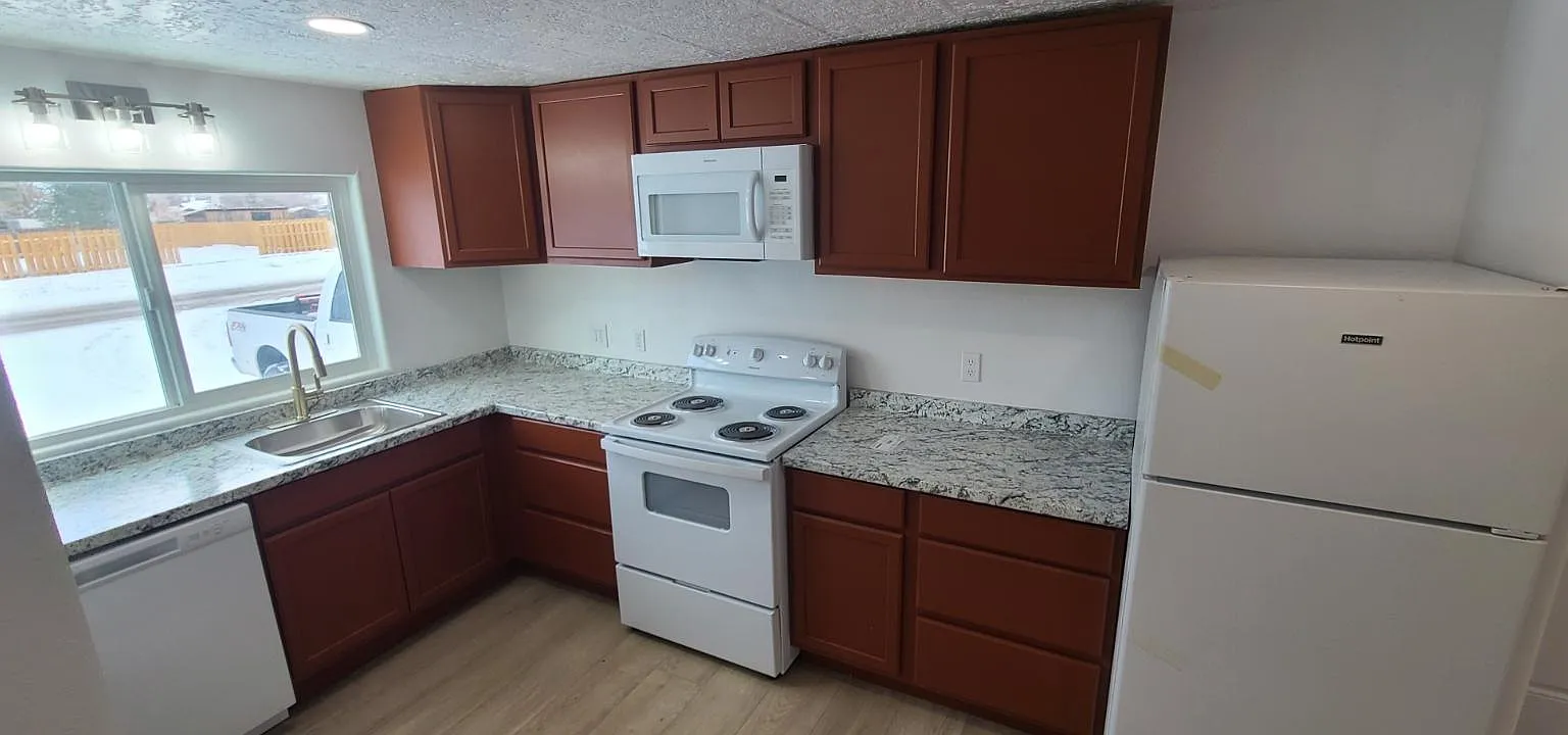 3 bed, 1200 sqft, $1,300 — Photo 1