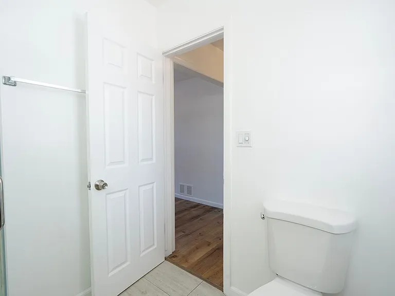 604 W 10th St — Photo 18
