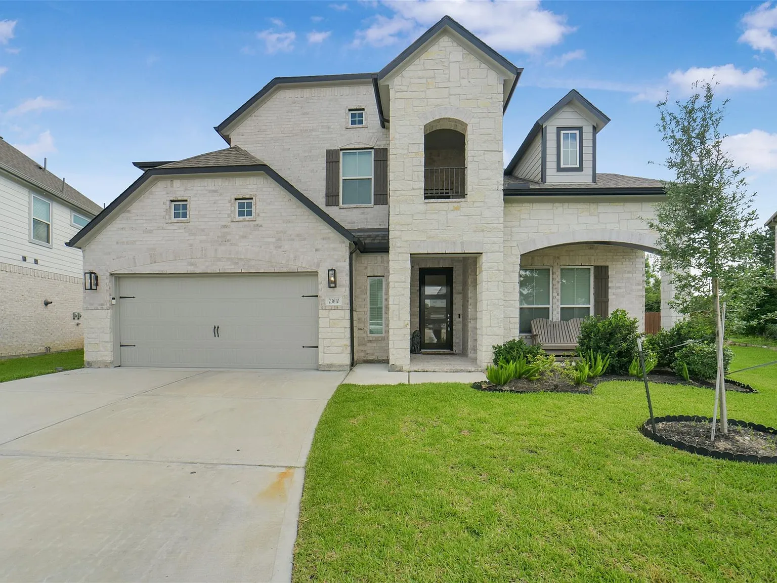 6 bed, 4.5 bath, 4023 sqft, $5,699 — Photo 2