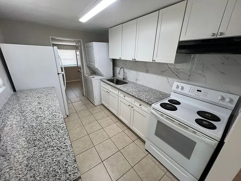 809 1/2 W Warren St — Photo 3