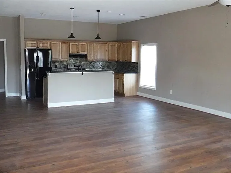 308 S Poplar St — Photo 7