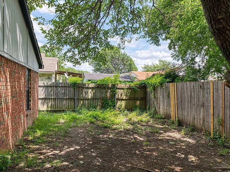 447 Vincent St — Photo 23