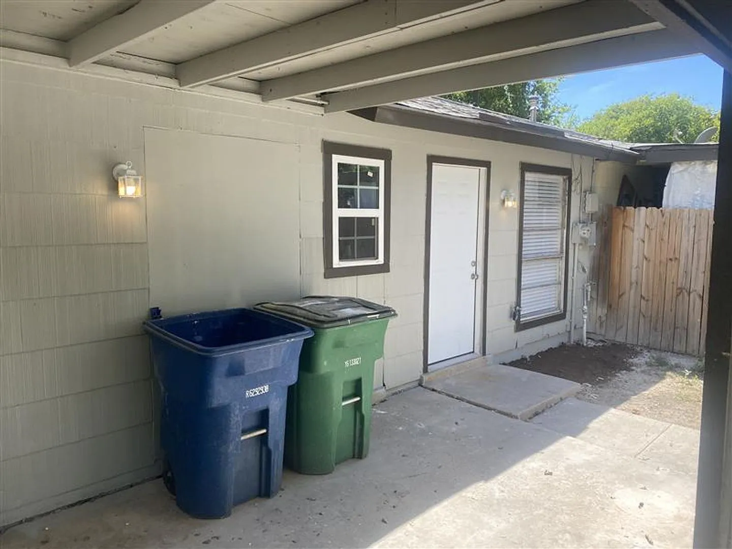 3/1 Townhouse with covered parking — Photo 2