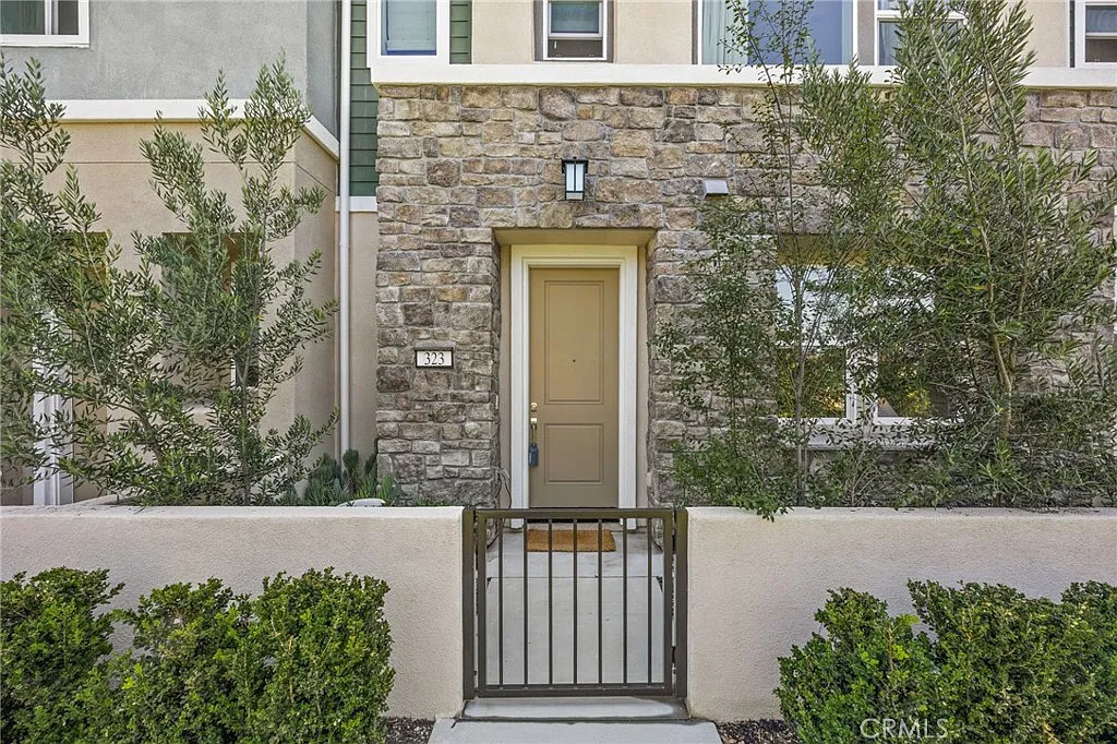 3 bed, 3.5 bath, 2020 sqft, $4,600 — Photo 2