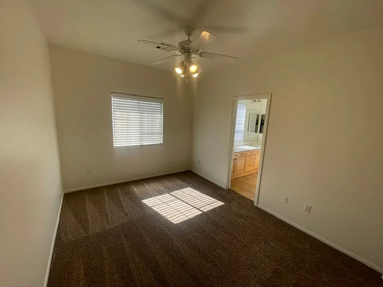 251 Queens Ct — Photo 17