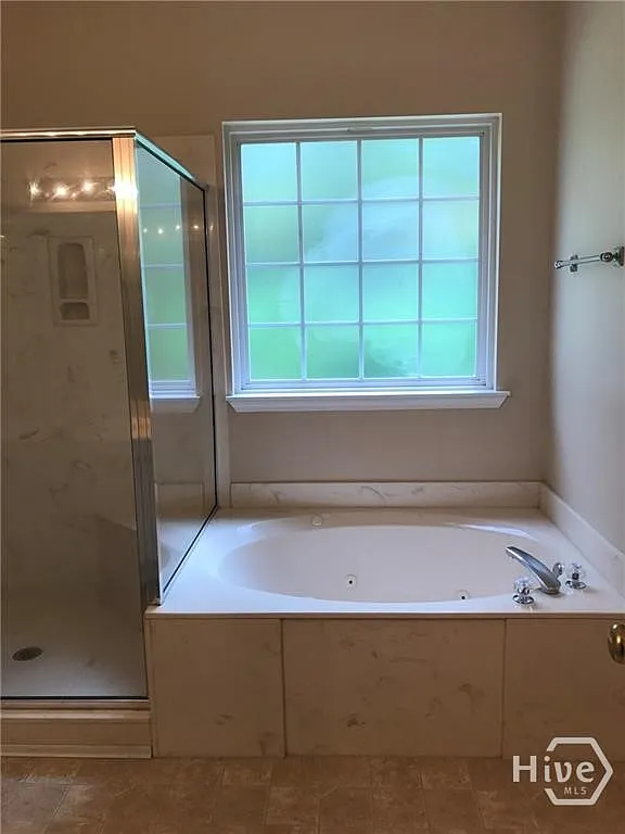 4 bed, 2.0 bath, 2113 sqft, $2,600 — Photo 2